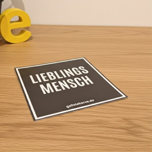 Duftkerze mit Spruch von geilstekerze ist der neue Geschenketrend. Diese witzige Kerze Grußkarte „LIEBLINGSMENSCH“ – geilstekerze Design brennt mega lange sagenhafte 80 Stunde, hochwertige ätherische Öle schaffen beste Duftverteilung. Mit 1400 lustigen Sprüchen perfekt zum Verschenken. Handgemacht in Deutschland von geilstekerze.de -Die beste Duftkerze die du kaufen kannst.