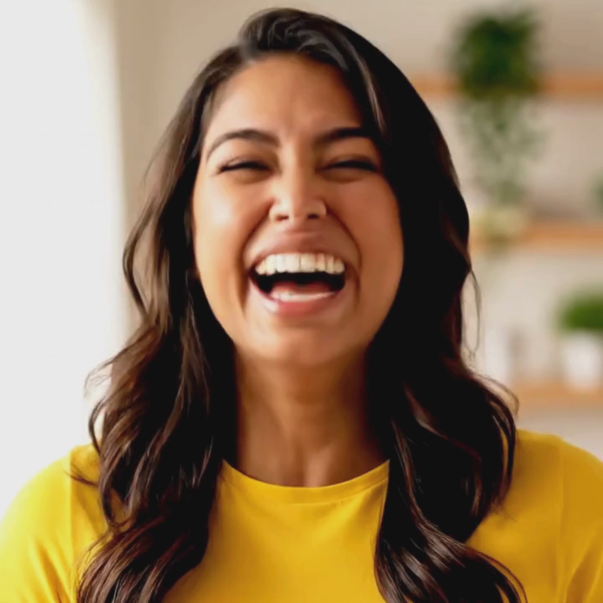 Video laden: Frau die ausgelassen lacht nachdem sie die geilstekerze.de als Geschenk erhalten hat. Das ist der geilstekerze Moment