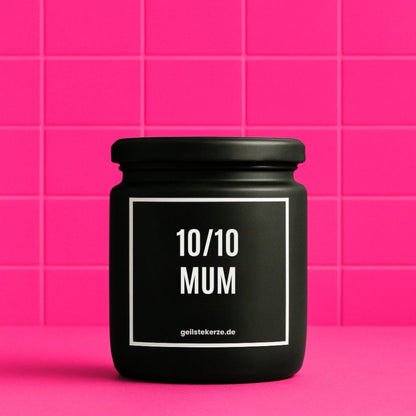 Duftkerze mit Spruch von geilstekerze ist der neue Geschenketrend. Diese witzige Kerze Vegane Bio-Kerze mit Spruch – 10/10 MUM brennt mega lange sagenhafte 80 Stunde, hochwertige ätherische Öle schaffen beste Duftverteilung. Mit 1400 lustigen Sprüchen perfekt zum Verschenken. Handgemacht in Deutschland von geilstekerze.de -Die beste Duftkerze die du kaufen kannst.