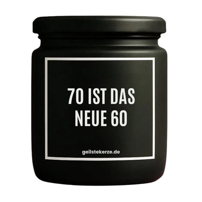 Duftkerze mit Spruch von geilstekerze ist der neue Geschenketrend. Diese witzige Kerze Vegane Bio-Kerze mit Spruch – 70 IST DAS NEUE 60 brennt mega lange sagenhafte 80 Stunde, hochwertige ätherische Öle schaffen beste Duftverteilung. Mit 1400 lustigen Sprüchen perfekt zum Verschenken. Handgemacht in Deutschland von geilstekerze.de -Die beste Duftkerze die du kaufen kannst.