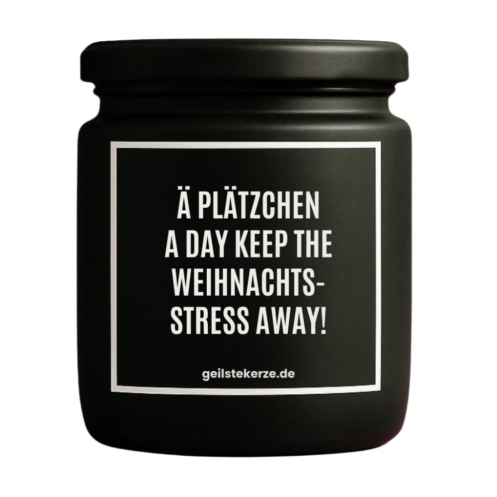 Duftkerze mit Spruch von geilstekerze ist der neue Geschenketrend. Diese witzige Kerze Vegane Bio-Kerze mit Spruch – Ä PLÄTZCHEN A DAY KEEPS THE WEIHNACHTSSTRESS AWAY! brennt mega lange sagenhafte 80 Stunde, hochwertige ätherische Öle schaffen beste Duftverteilung. Mit 1400 lustigen Sprüchen perfekt zum Verschenken. Handgemacht in Deutschland von geilstekerze.de -Die beste Duftkerze die du kaufen kannst.