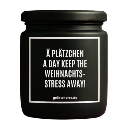 Duftkerze mit Spruch von geilstekerze ist der neue Geschenketrend. Diese witzige Kerze Vegane Bio-Kerze mit Spruch – Ä PLÄTZCHEN A DAY KEEPS THE WEIHNACHTSSTRESS AWAY! brennt mega lange sagenhafte 80 Stunde, hochwertige ätherische Öle schaffen beste Duftverteilung. Mit 1400 lustigen Sprüchen perfekt zum Verschenken. Handgemacht in Deutschland von geilstekerze.de -Die beste Duftkerze die du kaufen kannst.