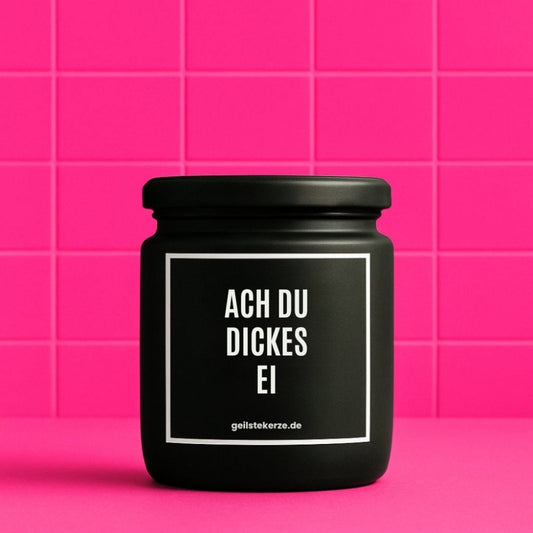 Duftkerze mit Spruch von geilstekerze ist der neue Geschenketrend. Diese witzige Kerze Vegane Bio-Kerze mit Spruch – ACH DU DICKES EI brennt mega lange sagenhafte 80 Stunde, hochwertige ätherische Öle schaffen beste Duftverteilung. Mit 1400 lustigen Sprüchen perfekt zum Verschenken. Handgemacht in Deutschland von geilstekerze.de -Die beste Duftkerze die du kaufen kannst.