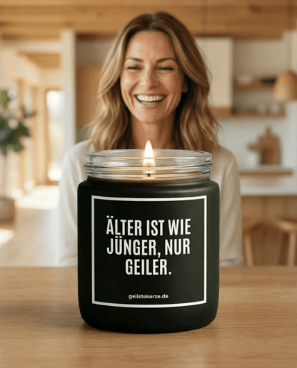 Duftkerze mit Spruch von geilstekerze ist der neue Geschenketrend. Diese witzige Kerze Vegane Bio-Kerze mit Spruch – ÄLTER IST WIE JÜNGER! NUR GEILER. brennt mega lange sagenhafte 80 Stunde, hochwertige ätherische Öle schaffen beste Duftverteilung. Mit 1400 lustigen Sprüchen perfekt zum Verschenken. Handgemacht in Deutschland von geilstekerze.de -Die beste Duftkerze die du kaufen kannst.