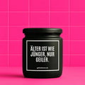 Vegane Bio-Kerze mit Spruch – ÄLTER IST WIE JÜNGER! NUR GEILER.
