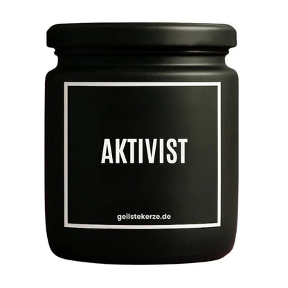 Duftkerze mit Spruch von geilstekerze ist der neue Geschenketrend. Diese witzige Kerze Vegane Bio-Kerze mit Spruch – AKTIVIST brennt mega lange sagenhafte 80 Stunde, hochwertige ätherische Öle schaffen beste Duftverteilung. Mit 1400 lustigen Sprüchen perfekt zum Verschenken. Handgemacht in Deutschland von geilstekerze.de -Die beste Duftkerze die du kaufen kannst.