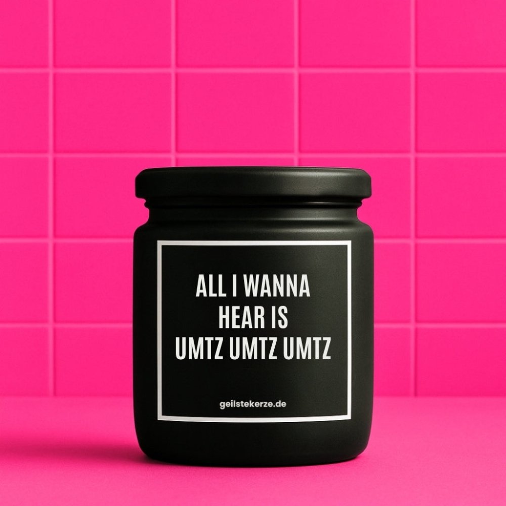 Duftkerze mit Spruch von geilstekerze ist der neue Geschenketrend. Diese witzige Kerze Vegane Bio-Kerze mit Spruch – ALL I WANNA HEAR IS UMTZ UMTZ UMTZ brennt mega lange sagenhafte 80 Stunde, hochwertige ätherische Öle schaffen beste Duftverteilung. Mit 1400 lustigen Sprüchen perfekt zum Verschenken. Handgemacht in Deutschland von geilstekerze.de -Die beste Duftkerze die du kaufen kannst.