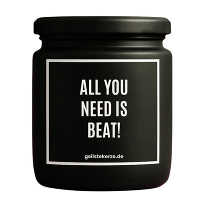 Duftkerze mit Spruch von geilstekerze ist der neue Geschenketrend. Diese witzige Kerze Vegane Bio-Kerze mit Spruch – ALL YOU NEED IS BEAT! brennt mega lange sagenhafte 80 Stunde, hochwertige ätherische Öle schaffen beste Duftverteilung. Mit 1400 lustigen Sprüchen perfekt zum Verschenken. Handgemacht in Deutschland von geilstekerze.de -Die beste Duftkerze die du kaufen kannst.