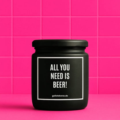 Duftkerze mit Spruch von geilstekerze ist der neue Geschenketrend. Diese witzige Kerze Vegane Bio-Kerze mit Spruch – ALL YOU NEED IS BEER! brennt mega lange sagenhafte 80 Stunde, hochwertige ätherische Öle schaffen beste Duftverteilung. Mit 1400 lustigen Sprüchen perfekt zum Verschenken. Handgemacht in Deutschland von geilstekerze.de -Die beste Duftkerze die du kaufen kannst.