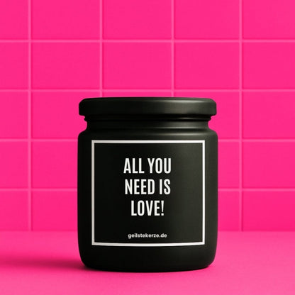 Duftkerze mit Spruch von geilstekerze ist der neue Geschenketrend. Diese witzige Kerze Vegane Bio-Kerze mit Spruch – ALL YOU NEED IS LOVE! brennt mega lange sagenhafte 80 Stunde, hochwertige ätherische Öle schaffen beste Duftverteilung. Mit 1400 lustigen Sprüchen perfekt zum Verschenken. Handgemacht in Deutschland von geilstekerze.de -Die beste Duftkerze die du kaufen kannst.