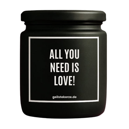 Duftkerze mit Spruch von geilstekerze ist der neue Geschenketrend. Diese witzige Kerze Vegane Bio-Kerze mit Spruch – ALL YOU NEED IS LOVE! brennt mega lange sagenhafte 80 Stunde, hochwertige ätherische Öle schaffen beste Duftverteilung. Mit 1400 lustigen Sprüchen perfekt zum Verschenken. Handgemacht in Deutschland von geilstekerze.de -Die beste Duftkerze die du kaufen kannst.