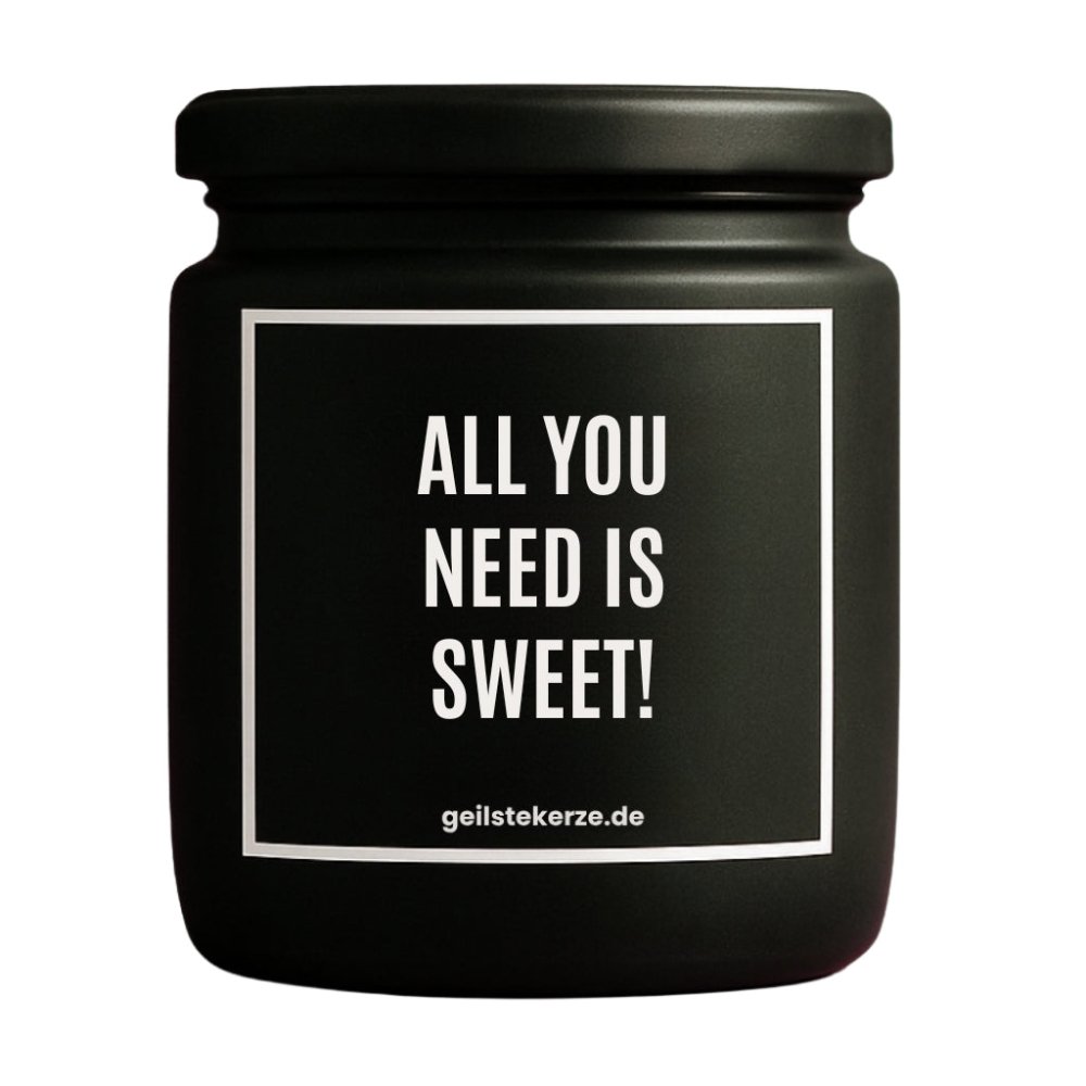 Duftkerze mit Spruch von geilstekerze ist der neue Geschenketrend. Diese witzige Kerze Vegane Bio-Kerze mit Spruch – ALL YOU NEED IS SWEET! brennt mega lange sagenhafte 80 Stunde, hochwertige ätherische Öle schaffen beste Duftverteilung. Mit 1400 lustigen Sprüchen perfekt zum Verschenken. Handgemacht in Deutschland von geilstekerze.de -Die beste Duftkerze die du kaufen kannst.