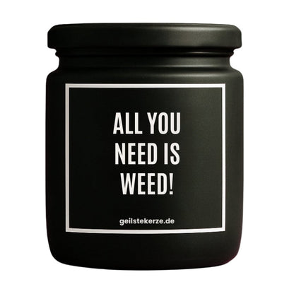 Duftkerze mit Spruch von geilstekerze ist der neue Geschenketrend. Diese witzige Kerze Vegane Bio-Kerze mit Spruch – ALL YOU NEED IS WEED! brennt mega lange sagenhafte 80 Stunde, hochwertige ätherische Öle schaffen beste Duftverteilung. Mit 1400 lustigen Sprüchen perfekt zum Verschenken. Handgemacht in Deutschland von geilstekerze.de -Die beste Duftkerze die du kaufen kannst.