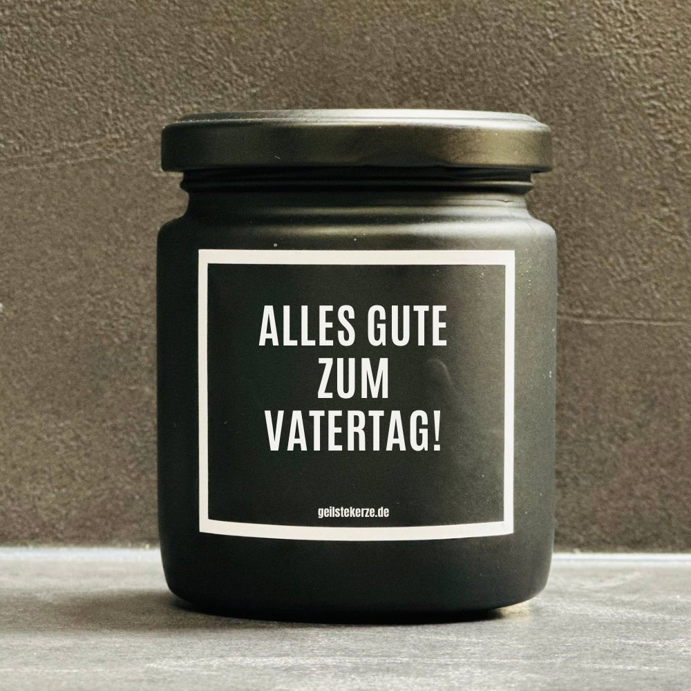 Duftkerze mit Spruch von geilstekerze ist der neue Geschenketrend. Diese witzige Kerze Vegane Bio-Kerze mit Spruch – ALLES GUTE ZUM VATERTAG brennt mega lange sagenhafte 80 Stunde, hochwertige ätherische Öle schaffen beste Duftverteilung. Mit 1400 lustigen Sprüchen perfekt zum Verschenken. Handgemacht in Deutschland von geilstekerze.de -Die beste Duftkerze die du kaufen kannst.
