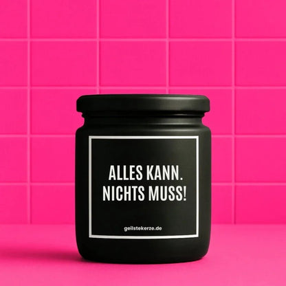 Duftkerze mit Spruch von geilstekerze ist der neue Geschenketrend. Diese witzige Kerze Vegane Bio-Kerze mit Spruch – ALLES KANN. NICHTS MUSS! brennt mega lange sagenhafte 80 Stunde, hochwertige ätherische Öle schaffen beste Duftverteilung. Mit 1400 lustigen Sprüchen perfekt zum Verschenken. Handgemacht in Deutschland von geilstekerze.de -Die beste Duftkerze die du kaufen kannst.