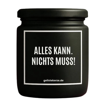 Duftkerze mit Spruch von geilstekerze ist der neue Geschenketrend. Diese witzige Kerze Vegane Bio-Kerze mit Spruch – ALLES KANN. NICHTS MUSS! brennt mega lange sagenhafte 80 Stunde, hochwertige ätherische Öle schaffen beste Duftverteilung. Mit 1400 lustigen Sprüchen perfekt zum Verschenken. Handgemacht in Deutschland von geilstekerze.de -Die beste Duftkerze die du kaufen kannst.