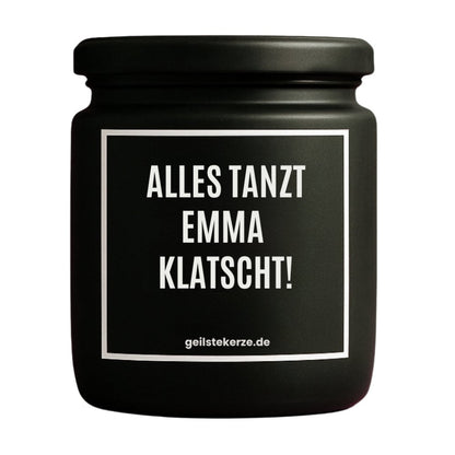 Duftkerze mit Spruch von geilstekerze ist der neue Geschenketrend. Diese witzige Kerze Vegane Bio-Kerze mit Spruch – ALLES TANZT EMMA KLATSCHT! brennt mega lange sagenhafte 80 Stunde, hochwertige ätherische Öle schaffen beste Duftverteilung. Mit 1400 lustigen Sprüchen perfekt zum Verschenken. Handgemacht in Deutschland von geilstekerze.de -Die beste Duftkerze die du kaufen kannst.