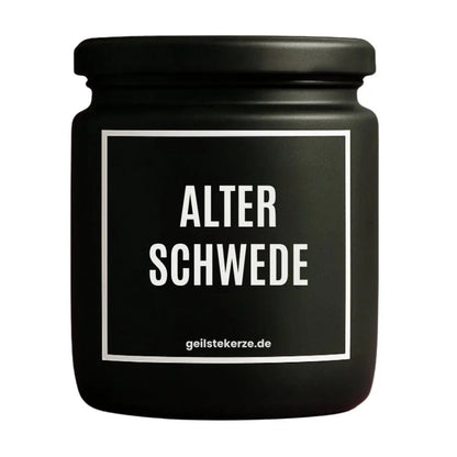 Duftkerze mit Spruch von geilstekerze ist der neue Geschenketrend. Diese witzige Kerze Vegane Bio-Kerze mit Spruch – ALTER SCHWEDE brennt mega lange sagenhafte 80 Stunde, hochwertige ätherische Öle schaffen beste Duftverteilung. Mit 1400 lustigen Sprüchen perfekt zum Verschenken. Handgemacht in Deutschland von geilstekerze.de -Die beste Duftkerze die du kaufen kannst.