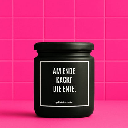 Duftkerze mit Spruch von geilstekerze ist der neue Geschenketrend. Diese witzige Kerze Vegane Bio-Kerze mit Spruch – AM ENDE KACKT DIE ENTE. brennt mega lange sagenhafte 80 Stunde, hochwertige ätherische Öle schaffen beste Duftverteilung. Mit 1400 lustigen Sprüchen perfekt zum Verschenken. Handgemacht in Deutschland von geilstekerze.de -Die beste Duftkerze die du kaufen kannst.