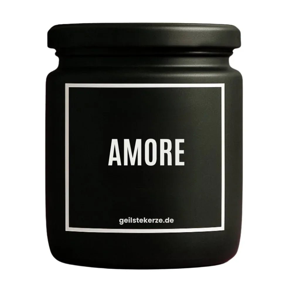 Duftkerze mit Spruch von geilstekerze ist der neue Geschenketrend. Diese witzige Kerze Vegane Bio-Kerze mit Spruch – AMORE brennt mega lange sagenhafte 80 Stunde, hochwertige ätherische Öle schaffen beste Duftverteilung. Mit 1400 lustigen Sprüchen perfekt zum Verschenken. Handgemacht in Deutschland von geilstekerze.de -Die beste Duftkerze die du kaufen kannst.
