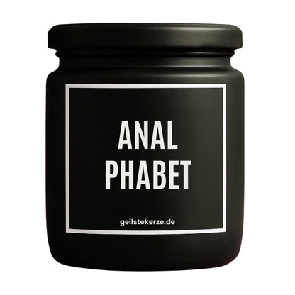 Duftkerze mit Spruch von geilstekerze ist der neue Geschenketrend. Diese witzige Kerze Vegane Bio-Kerze mit Spruch – ANAL PHABET brennt mega lange sagenhafte 80 Stunde, hochwertige ätherische Öle schaffen beste Duftverteilung. Mit 1400 lustigen Sprüchen perfekt zum Verschenken. Handgemacht in Deutschland von geilstekerze.de -Die beste Duftkerze die du kaufen kannst.