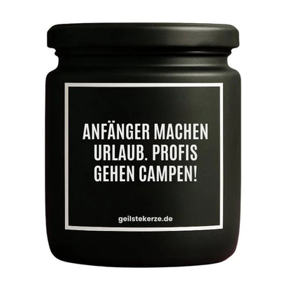 Duftkerze mit Spruch von geilstekerze ist der neue Geschenketrend. Diese witzige Kerze Vegane Bio-Kerze mit Spruch – ANFÄNGER MACHEN URLAUB. PROFIS GEHEN CAMPEN! brennt mega lange sagenhafte 80 Stunde, hochwertige ätherische Öle schaffen beste Duftverteilung. Mit 1400 lustigen Sprüchen perfekt zum Verschenken. Handgemacht in Deutschland von geilstekerze.de -Die beste Duftkerze die du kaufen kannst.
