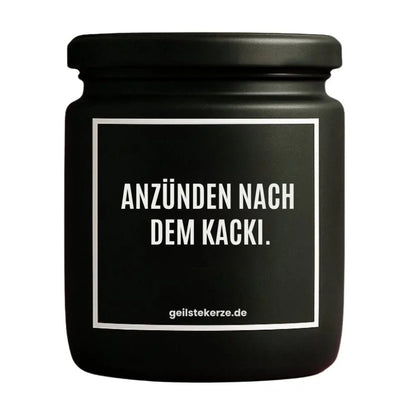 Duftkerze mit Spruch von geilstekerze ist der neue Geschenketrend. Diese witzige Kerze Vegane Bio-Kerze mit Spruch – ANZÜNDEN NACH DEM KACKI. brennt mega lange sagenhafte 80 Stunde, hochwertige ätherische Öle schaffen beste Duftverteilung. Mit 1400 lustigen Sprüchen perfekt zum Verschenken. Handgemacht in Deutschland von geilstekerze.de -Die beste Duftkerze die du kaufen kannst.
