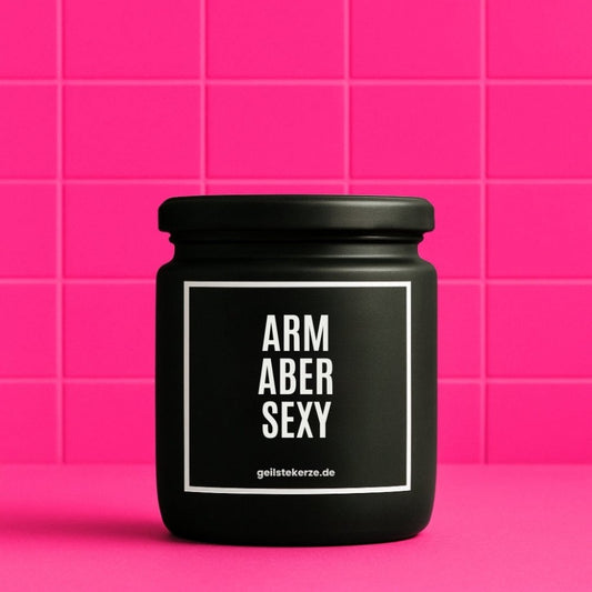 Duftkerze mit Spruch von geilstekerze ist der neue Geschenketrend. Diese witzige Kerze Vegane Bio-Kerze mit Spruch – ARM ABER SEXY brennt mega lange sagenhafte 80 Stunde, hochwertige ätherische Öle schaffen beste Duftverteilung. Mit 1400 lustigen Sprüchen perfekt zum Verschenken. Handgemacht in Deutschland von geilstekerze.de -Die beste Duftkerze die du kaufen kannst.