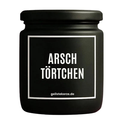 Duftkerze mit Spruch von geilstekerze ist der neue Geschenketrend. Diese witzige Kerze Vegane Bio-Kerze mit Spruch – ARSCHTÖRTCHEN brennt mega lange sagenhafte 80 Stunde, hochwertige ätherische Öle schaffen beste Duftverteilung. Mit 1400 lustigen Sprüchen perfekt zum Verschenken. Handgemacht in Deutschland von geilstekerze.de -Die beste Duftkerze die du kaufen kannst.