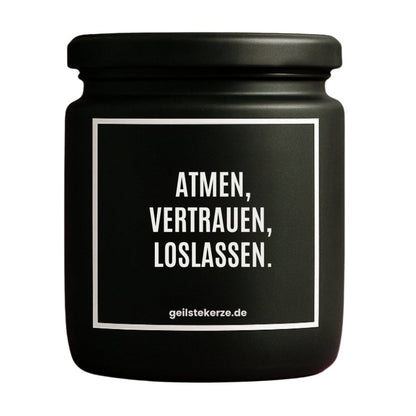 Duftkerze mit Spruch von geilstekerze ist der neue Geschenketrend. Diese witzige Kerze Vegane Bio-Kerze mit Spruch – ATMEN, VERTRAUEN, LOSLASSEN. brennt mega lange sagenhafte 80 Stunde, hochwertige ätherische Öle schaffen beste Duftverteilung. Mit 1400 lustigen Sprüchen perfekt zum Verschenken. Handgemacht in Deutschland von geilstekerze.de -Die beste Duftkerze die du kaufen kannst.