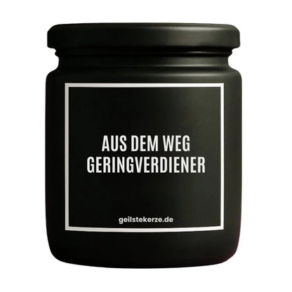 Duftkerze mit Spruch von geilstekerze ist der neue Geschenketrend. Diese witzige Kerze Vegane Bio-Kerze mit Spruch – AUS DEM WEG GERINGVERDIENER brennt mega lange sagenhafte 80 Stunde, hochwertige ätherische Öle schaffen beste Duftverteilung. Mit 1400 lustigen Sprüchen perfekt zum Verschenken. Handgemacht in Deutschland von geilstekerze.de -Die beste Duftkerze die du kaufen kannst.