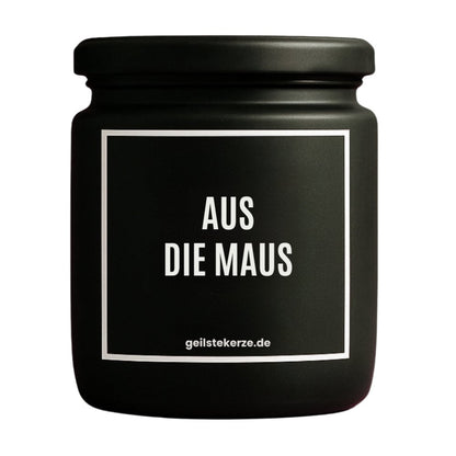 Duftkerze mit Spruch von geilstekerze ist der neue Geschenketrend. Diese witzige Kerze Vegane Bio-Kerze mit Spruch – AUS DIE MAUS brennt mega lange sagenhafte 80 Stunde, hochwertige ätherische Öle schaffen beste Duftverteilung. Mit 1400 lustigen Sprüchen perfekt zum Verschenken. Handgemacht in Deutschland von geilstekerze.de -Die beste Duftkerze die du kaufen kannst.