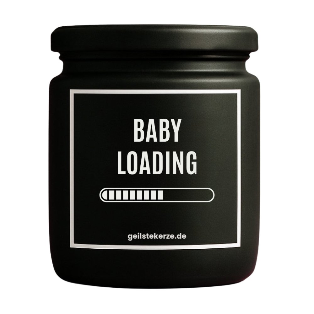 Duftkerze mit Spruch von geilstekerze ist der neue Geschenketrend. Diese witzige Kerze Vegane Bio-Kerze mit Spruch – BABY LOADING brennt mega lange sagenhafte 80 Stunde, hochwertige ätherische Öle schaffen beste Duftverteilung. Mit 1400 lustigen Sprüchen perfekt zum Verschenken. Handgemacht in Deutschland von geilstekerze.de -Die beste Duftkerze die du kaufen kannst.