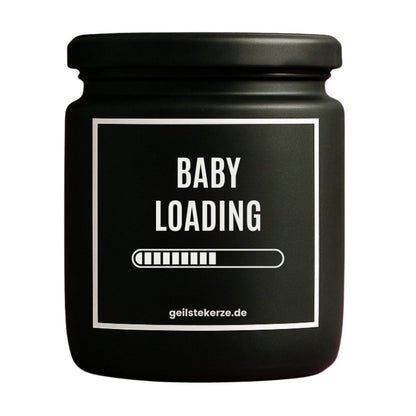 Duftkerze mit Spruch von geilstekerze ist der neue Geschenketrend. Diese witzige Kerze Vegane Bio-Kerze mit Spruch – BABY LOADING brennt mega lange sagenhafte 80 Stunde, hochwertige ätherische Öle schaffen beste Duftverteilung. Mit 1400 lustigen Sprüchen perfekt zum Verschenken. Handgemacht in Deutschland von geilstekerze.de -Die beste Duftkerze die du kaufen kannst.