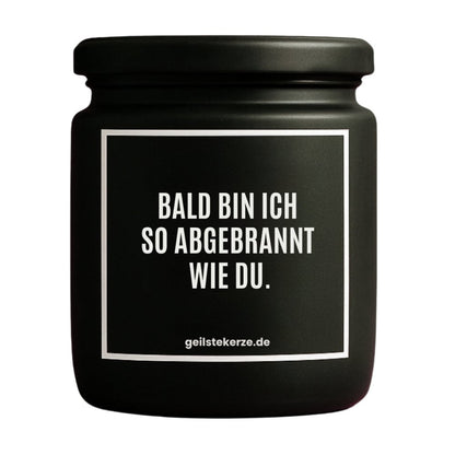 Duftkerze mit Spruch von geilstekerze ist der neue Geschenketrend. Diese witzige Kerze Vegane Bio-Kerze mit Spruch – BALD BIN ICH SO ABGEBRANNT WIE DU brennt mega lange sagenhafte 80 Stunde, hochwertige ätherische Öle schaffen beste Duftverteilung. Mit 1400 lustigen Sprüchen perfekt zum Verschenken. Handgemacht in Deutschland von geilstekerze.de -Die beste Duftkerze die du kaufen kannst.