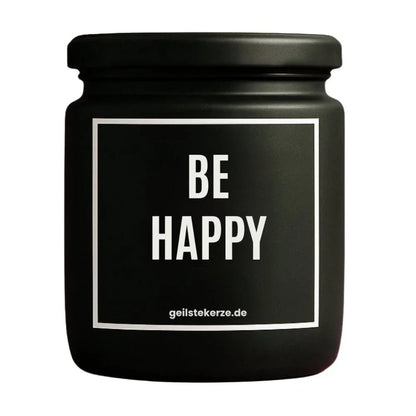 Duftkerze mit Spruch von geilstekerze ist der neue Geschenketrend. Diese witzige Kerze Vegane Bio-Kerze mit Spruch – BE HAPPY brennt mega lange sagenhafte 80 Stunde, hochwertige ätherische Öle schaffen beste Duftverteilung. Mit 1400 lustigen Sprüchen perfekt zum Verschenken. Handgemacht in Deutschland von geilstekerze.de -Die beste Duftkerze die du kaufen kannst.
