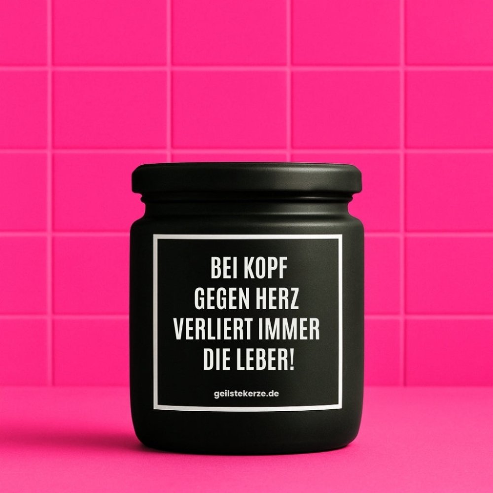 Duftkerze mit Spruch von geilstekerze ist der neue Geschenketrend. Diese witzige Kerze Vegane Bio-Kerze mit Spruch – BEI KOPF GEGEN HERZ VERLIERT IMMER DIE LEBER! brennt mega lange sagenhafte 80 Stunde, hochwertige ätherische Öle schaffen beste Duftverteilung. Mit 1400 lustigen Sprüchen perfekt zum Verschenken. Handgemacht in Deutschland von geilstekerze.de -Die beste Duftkerze die du kaufen kannst.