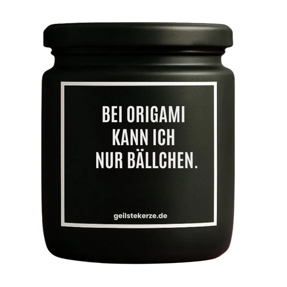 Duftkerze mit Spruch von geilstekerze ist der neue Geschenketrend. Diese witzige Kerze Vegane Bio-Kerze mit Spruch – BEI ORIGAMI KANN ICH NUR BÄLLCHEN. brennt mega lange sagenhafte 80 Stunde, hochwertige ätherische Öle schaffen beste Duftverteilung. Mit 1400 lustigen Sprüchen perfekt zum Verschenken. Handgemacht in Deutschland von geilstekerze.de -Die beste Duftkerze die du kaufen kannst.