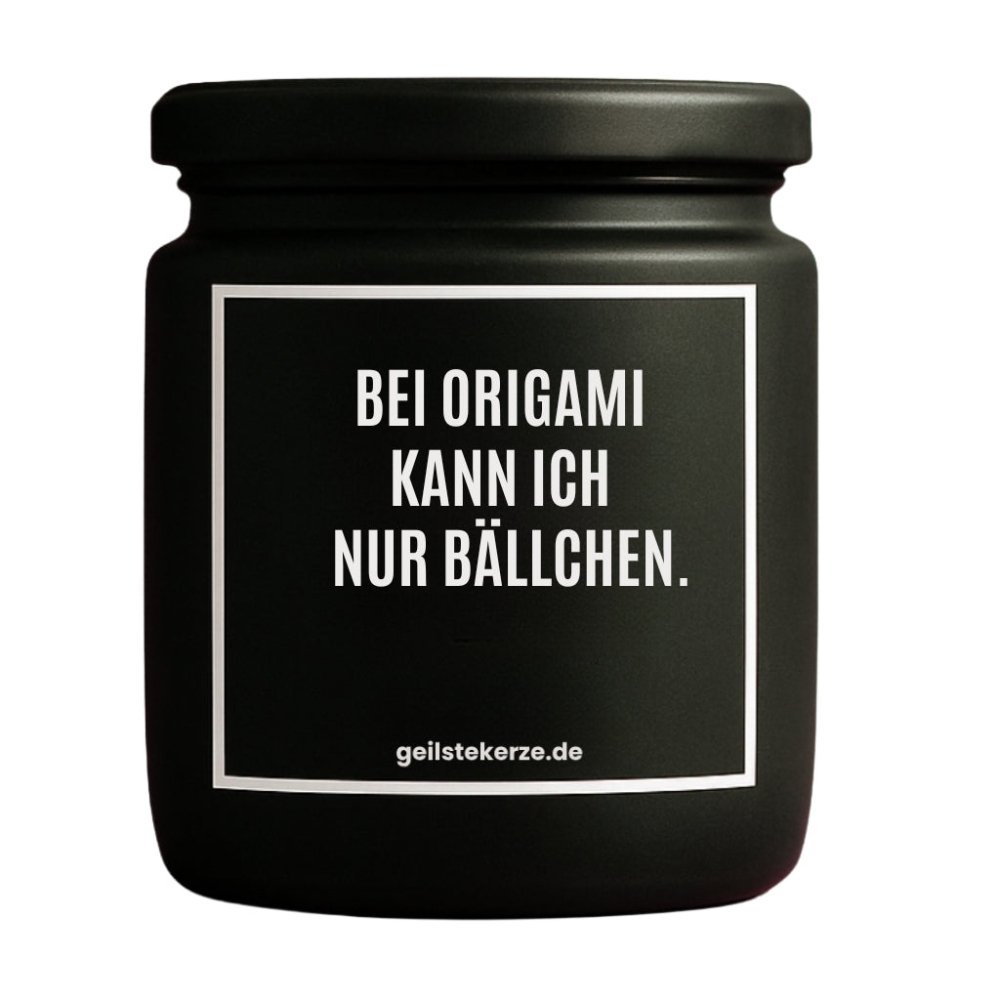Duftkerze mit Spruch von geilstekerze ist der neue Geschenketrend. Diese witzige Kerze Vegane Bio-Kerze mit Spruch – BEI ORIGAMI KANN ICH NUR BÄLLCHEN. brennt mega lange sagenhafte 80 Stunde, hochwertige ätherische Öle schaffen beste Duftverteilung. Mit 1400 lustigen Sprüchen perfekt zum Verschenken. Handgemacht in Deutschland von geilstekerze.de -Die beste Duftkerze die du kaufen kannst.