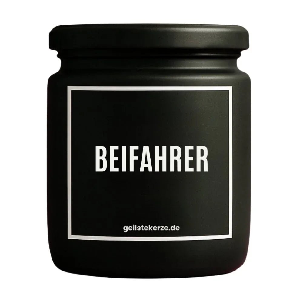 Duftkerze mit Spruch von geilstekerze ist der neue Geschenketrend. Diese witzige Kerze Vegane Bio-Kerze mit Spruch – BEIFAHRER brennt mega lange sagenhafte 80 Stunde, hochwertige ätherische Öle schaffen beste Duftverteilung. Mit 1400 lustigen Sprüchen perfekt zum Verschenken. Handgemacht in Deutschland von geilstekerze.de -Die beste Duftkerze die du kaufen kannst.