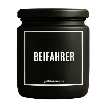 Duftkerze mit Spruch von geilstekerze ist der neue Geschenketrend. Diese witzige Kerze Vegane Bio-Kerze mit Spruch – BEIFAHRER brennt mega lange sagenhafte 80 Stunde, hochwertige ätherische Öle schaffen beste Duftverteilung. Mit 1400 lustigen Sprüchen perfekt zum Verschenken. Handgemacht in Deutschland von geilstekerze.de -Die beste Duftkerze die du kaufen kannst.