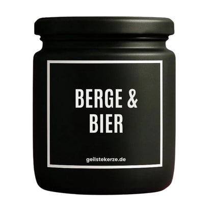 Duftkerze mit Spruch von geilstekerze ist der neue Geschenketrend. Diese witzige Kerze Vegane Bio-Kerze mit Spruch – BERGE & BIER brennt mega lange sagenhafte 80 Stunde, hochwertige ätherische Öle schaffen beste Duftverteilung. Mit 1400 lustigen Sprüchen perfekt zum Verschenken. Handgemacht in Deutschland von geilstekerze.de -Die beste Duftkerze die du kaufen kannst.