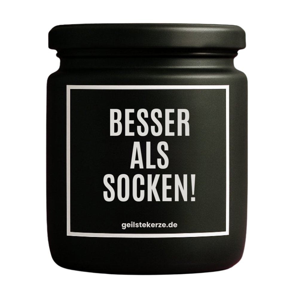 Duftkerze mit Spruch von geilstekerze ist der neue Geschenketrend. Diese witzige Kerze Vegane Bio-Kerze mit Spruch – BESSER ALS SOCKEN! brennt mega lange sagenhafte 80 Stunde, hochwertige ätherische Öle schaffen beste Duftverteilung. Mit 1400 lustigen Sprüchen perfekt zum Verschenken. Handgemacht in Deutschland von geilstekerze.de -Die beste Duftkerze die du kaufen kannst.