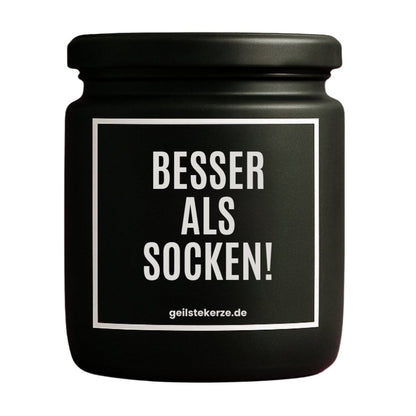 Duftkerze mit Spruch von geilstekerze ist der neue Geschenketrend. Diese witzige Kerze Vegane Bio-Kerze mit Spruch – BESSER ALS SOCKEN! brennt mega lange sagenhafte 80 Stunde, hochwertige ätherische Öle schaffen beste Duftverteilung. Mit 1400 lustigen Sprüchen perfekt zum Verschenken. Handgemacht in Deutschland von geilstekerze.de -Die beste Duftkerze die du kaufen kannst.
