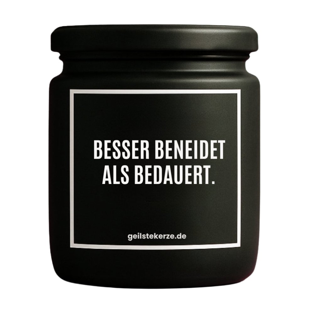Duftkerze mit Spruch von geilstekerze ist der neue Geschenketrend. Diese witzige Kerze Vegane Bio-Kerze mit Spruch – BESSER BENEIDET ALS BEDAUERT. brennt mega lange sagenhafte 80 Stunde, hochwertige ätherische Öle schaffen beste Duftverteilung. Mit 1400 lustigen Sprüchen perfekt zum Verschenken. Handgemacht in Deutschland von geilstekerze.de -Die beste Duftkerze die du kaufen kannst.