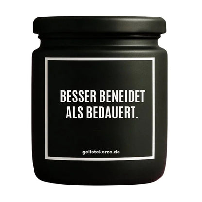 Duftkerze mit Spruch von geilstekerze ist der neue Geschenketrend. Diese witzige Kerze Vegane Bio-Kerze mit Spruch – BESSER BENEIDET ALS BEDAUERT. brennt mega lange sagenhafte 80 Stunde, hochwertige ätherische Öle schaffen beste Duftverteilung. Mit 1400 lustigen Sprüchen perfekt zum Verschenken. Handgemacht in Deutschland von geilstekerze.de -Die beste Duftkerze die du kaufen kannst.