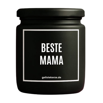 Duftkerze mit Spruch von geilstekerze ist der neue Geschenketrend. Diese witzige Kerze Vegane Bio-Kerze mit Spruch – BESTE MAMA brennt mega lange sagenhafte 80 Stunde, hochwertige ätherische Öle schaffen beste Duftverteilung. Mit 1400 lustigen Sprüchen perfekt zum Verschenken. Handgemacht in Deutschland von geilstekerze.de -Die beste Duftkerze die du kaufen kannst.