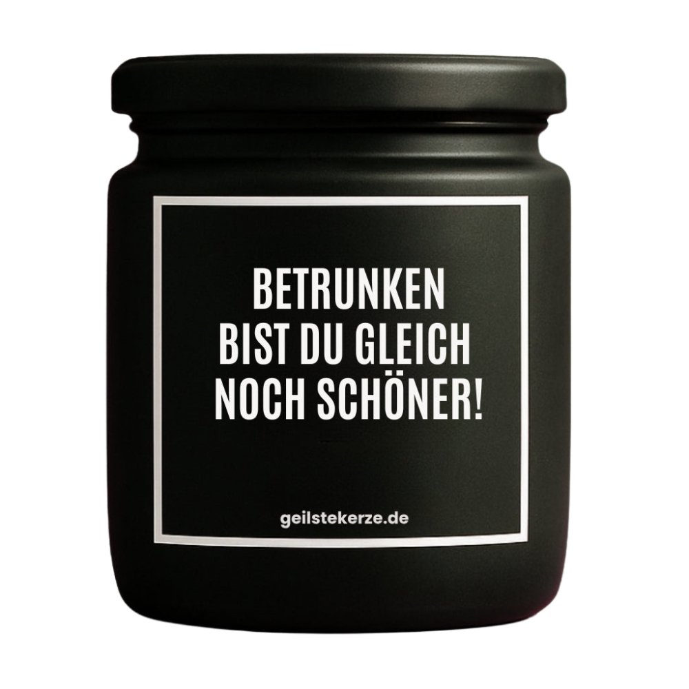Duftkerze mit Spruch von geilstekerze ist der neue Geschenketrend. Diese witzige Kerze Vegane Bio-Kerze mit Spruch – BETRUNKEN BIST DU GLEICH NOCH SCHÖNER! brennt mega lange sagenhafte 80 Stunde, hochwertige ätherische Öle schaffen beste Duftverteilung. Mit 1400 lustigen Sprüchen perfekt zum Verschenken. Handgemacht in Deutschland von geilstekerze.de -Die beste Duftkerze die du kaufen kannst.