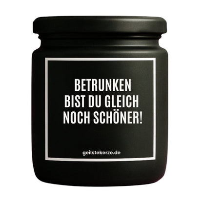 Duftkerze mit Spruch von geilstekerze ist der neue Geschenketrend. Diese witzige Kerze Vegane Bio-Kerze mit Spruch – BETRUNKEN BIST DU GLEICH NOCH SCHÖNER! brennt mega lange sagenhafte 80 Stunde, hochwertige ätherische Öle schaffen beste Duftverteilung. Mit 1400 lustigen Sprüchen perfekt zum Verschenken. Handgemacht in Deutschland von geilstekerze.de -Die beste Duftkerze die du kaufen kannst.
