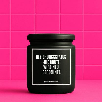 Duftkerze mit Spruch von geilstekerze ist der neue Geschenketrend. Diese witzige Kerze Vegane Bio-Kerze mit Spruch – BEZIEHUNGSSTATUS -DIE ROUTE WIRD NEU BERECHNET. brennt mega lange sagenhafte 80 Stunde, hochwertige ätherische Öle schaffen beste Duftverteilung. Mit 1400 lustigen Sprüchen perfekt zum Verschenken. Handgemacht in Deutschland von geilstekerze.de -Die beste Duftkerze die du kaufen kannst.